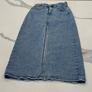 Universal Thread medium wash Blue Denim Skirt women’s size 4 in great condition